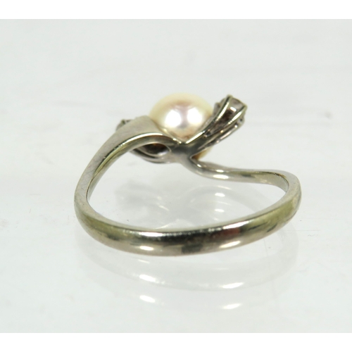 172 - 18ct White Gold Ring set with a Single 8mm Pearl flanked by twin Diamonds .  Finger size 'P' 3.0g