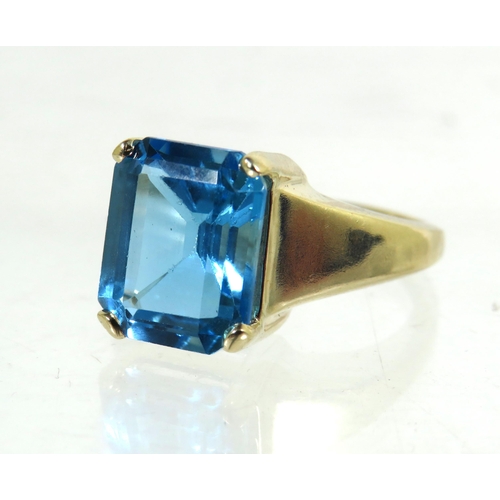 196 - 9ct Yellow Gold Ring set with a large Lab Created Topaz which measures 11 x 9 mm.   Finger size 'M' ... 