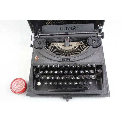 243 - Vintage  1950s Oliver Typewriter in Original Carry Case     569026