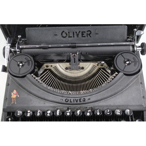 243 - Vintage  1950s Oliver Typewriter in Original Carry Case     569026