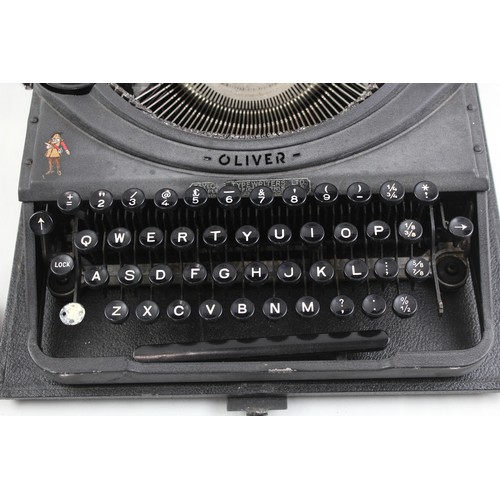 243 - Vintage  1950s Oliver Typewriter in Original Carry Case     569026