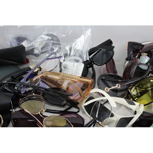 252 - Sunglasses Assorted Vintage Modern Inc Branded, Cases Joblot     700906