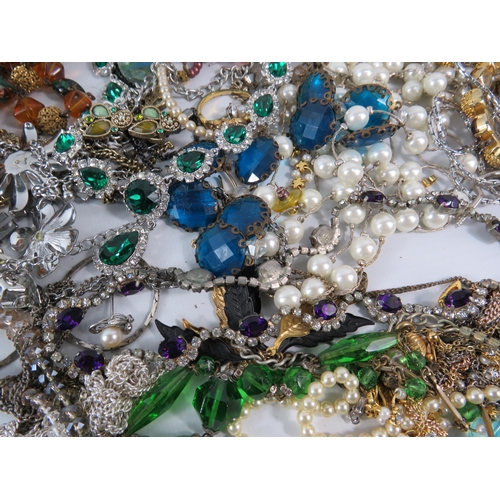 326 - Good selection of vintage costume jewellery.