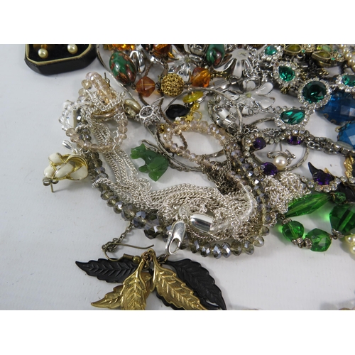 326 - Good selection of vintage costume jewellery.