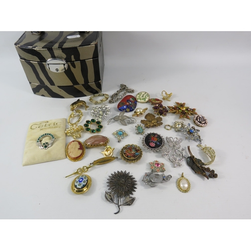 327 - Small jewellery box and a selection of vintage brooches.