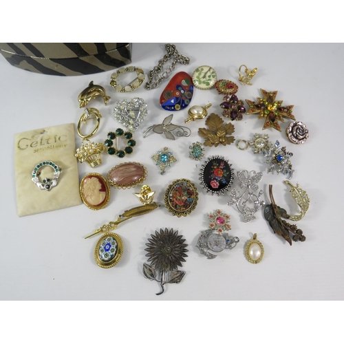 327 - Small jewellery box and a selection of vintage brooches.