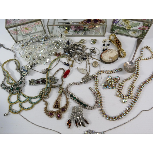 330 - Good selection of vintage costume jewellery and 3 glass jewellery boxes including Aurora Borealis & ... 