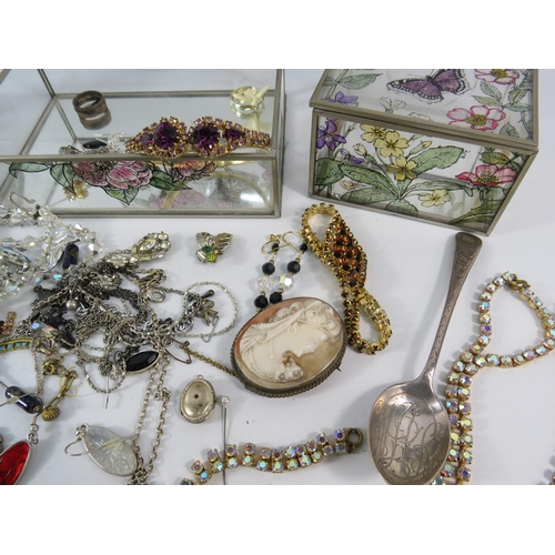 330 - Good selection of vintage costume jewellery and 3 glass jewellery boxes including Aurora Borealis & ... 