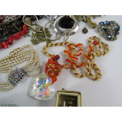 332 - Mixed lot to include Costume jewellery, wristwatches including Tissot, vintage camera etc.