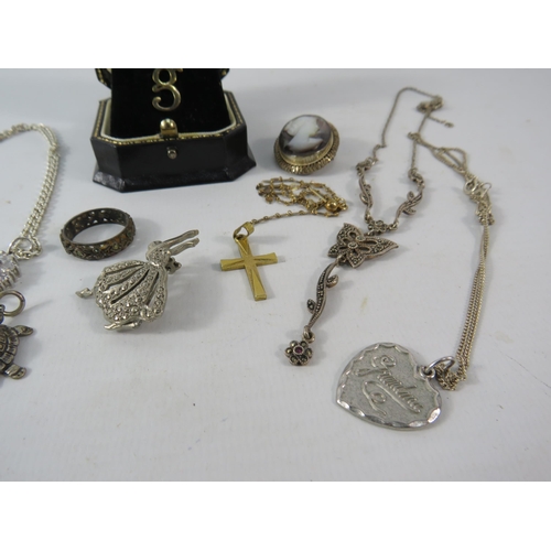 337 - Small selection of mainly Sterling silver jewellery items.