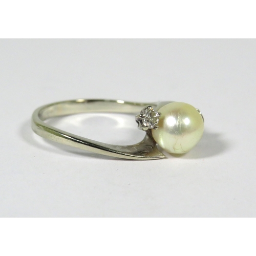 380 - 18ct (unmarked)  White Gold Ring set with a Single 8mm Pearl flanked by twin Diamonds .  Finger size... 