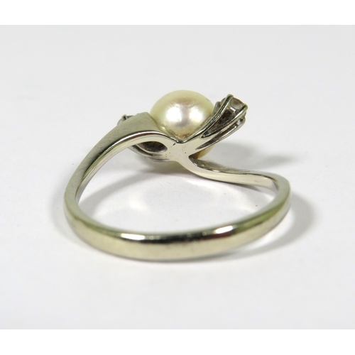 380 - 18ct (unmarked)  White Gold Ring set with a Single 8mm Pearl flanked by twin Diamonds .  Finger size... 