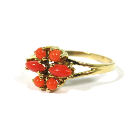 382 - 9ct Yellow Gold Ring set with Coral in a Geometric pattern. Hallmarked for London 1982 Finger size N... 