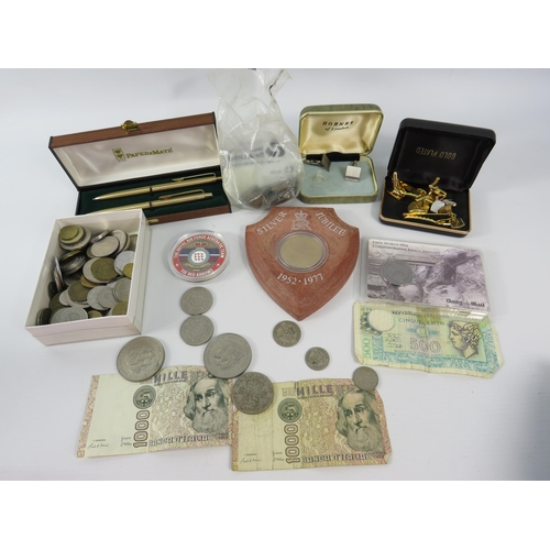 497 - Mixed lot to include various british and foreign coins, cufflinks, tie clips and a papermate pen set... 