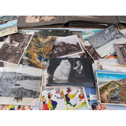 530 - Album of vintage topographical postcards plus a large selection of loose postcards including Bamfort... 