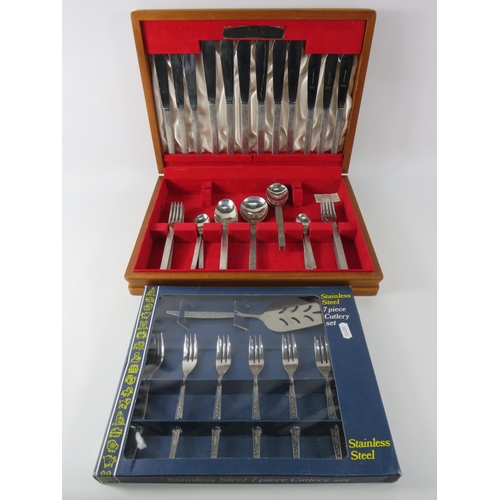 578 - Viner Sable cutlery set in wooden case plus a seven piece cake cutlery set.