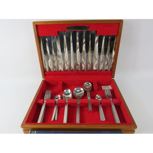 578 - Viner Sable cutlery set in wooden case plus a seven piece cake cutlery set.