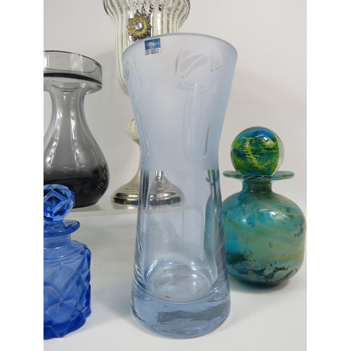 752 - Mixed lot to include various art glass including a Caithness Neodymium colour changing vase, Mdina, ... 