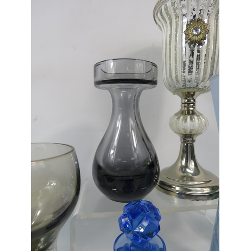 752 - Mixed lot to include various art glass including a Caithness Neodymium colour changing vase, Mdina, ... 