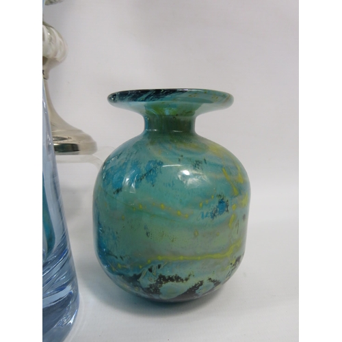 752 - Mixed lot to include various art glass including a Caithness Neodymium colour changing vase, Mdina, ... 