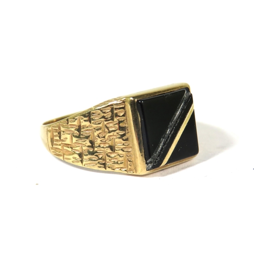 514A - 9ct Yellow Gold Gents Signet Ring set with Dark Onyx with Gold Stripe, (one stripe missing) Finger s... 