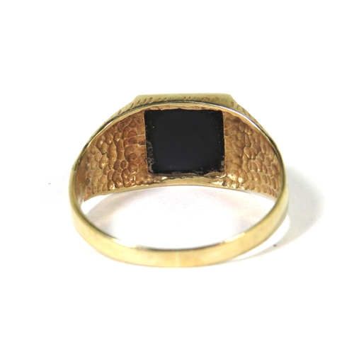 514A - 9ct Yellow Gold Gents Signet Ring set with Dark Onyx with Gold Stripe, (one stripe missing) Finger s... 