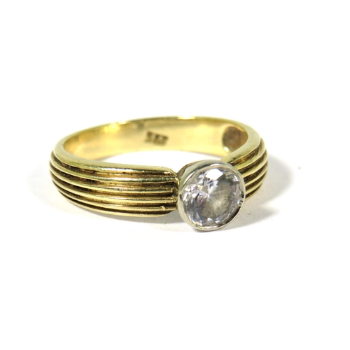 516A - 14ct Yellow Gold Ring set with a circular CZ clear gemstone which measures approx 5.5mm .  Finger si... 