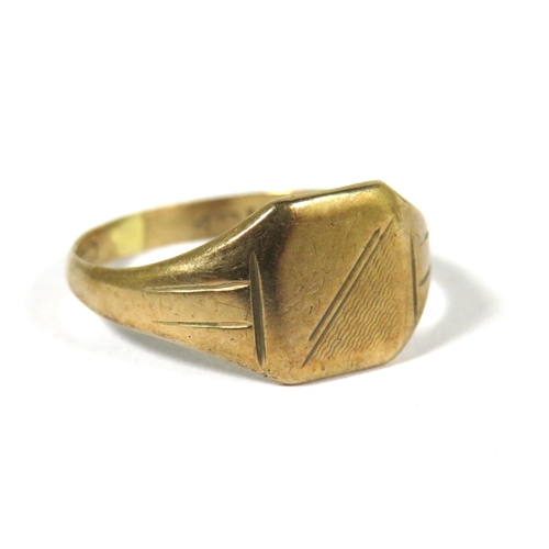 519A - 9ct Yellow Gold Signet Ring with unmarked Cartouche.  Finger size 'P'    2.3g