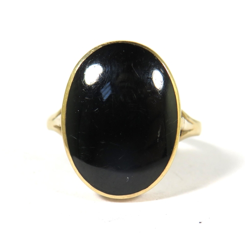 521A - 9ct Yellow Gold Ring set with a large Oval Black Onyx which measures approx 17 x 13 mm.  Finger Size... 