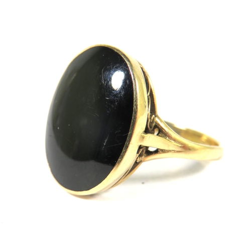 521A - 9ct Yellow Gold Ring set with a large Oval Black Onyx which measures approx 17 x 13 mm.  Finger Size... 