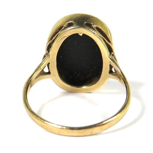 521A - 9ct Yellow Gold Ring set with a large Oval Black Onyx which measures approx 17 x 13 mm.  Finger Size... 