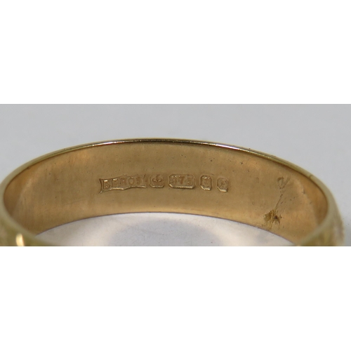 522A - 9ct Yellow Gold Etched & Textured Band. Finger size 'N'   2.6g