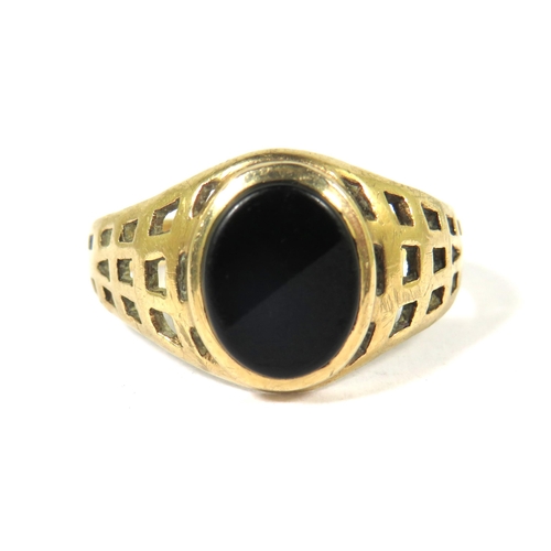 526A - 9ct Yellow Gold Ring with Geometric pierced shoulders,  set with an oval Onyx which measures 10 x 7m... 