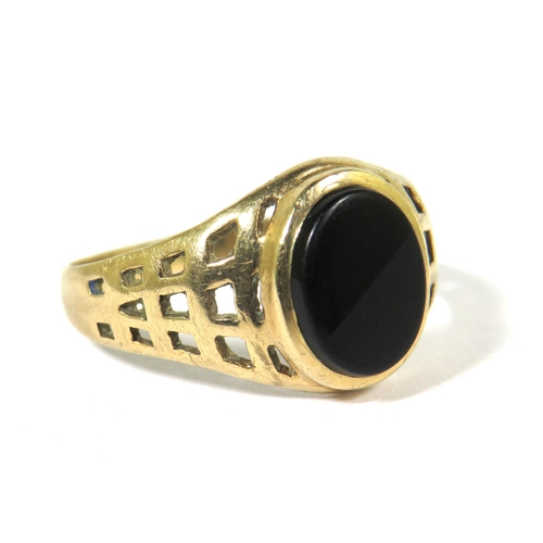 526A - 9ct Yellow Gold Ring with Geometric pierced shoulders,  set with an oval Onyx which measures 10 x 7m... 