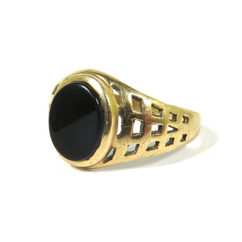 526A - 9ct Yellow Gold Ring with Geometric pierced shoulders,  set with an oval Onyx which measures 10 x 7m... 