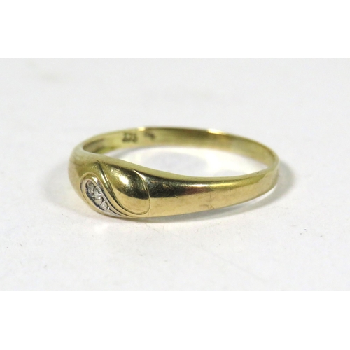 535A - 9ct Yellow Gold Ring set with a Small Melee Diamond. Finger size 'O'   1.0g