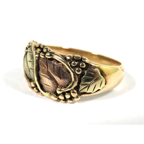 540A - 10ct Yellow Gold Ring set with an attractive twin leaf design.  Finger size 'Q'  4.5g