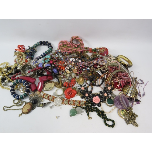 323a - Good selection of vintage and modern costume jewellery.