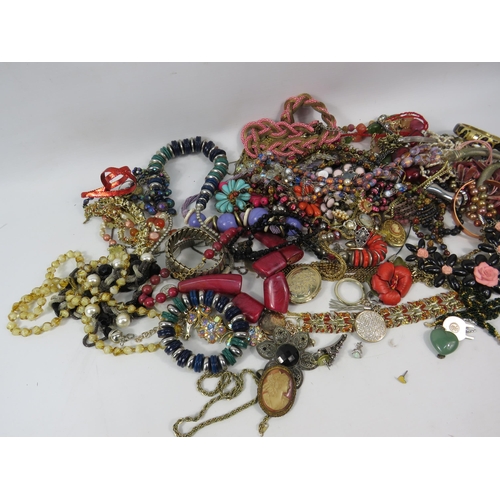 323a - Good selection of vintage and modern costume jewellery.