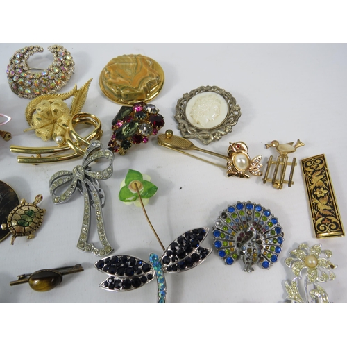 326a - Good selection of Modern and vintage brooches.