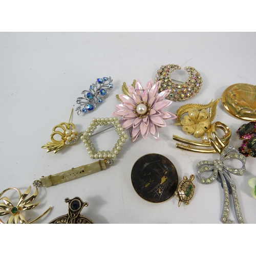 326a - Good selection of Modern and vintage brooches.