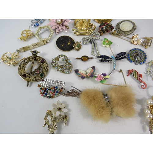 326a - Good selection of Modern and vintage brooches.