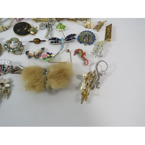 326a - Good selection of Modern and vintage brooches.