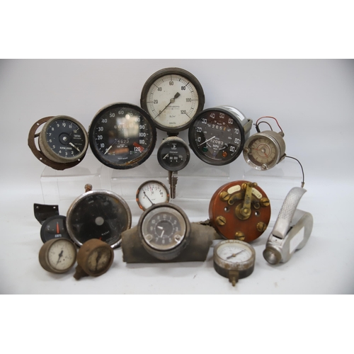 863 - THIS LOT HAS NOW BEEN WITHDRAWN BY THE VENDOR.
Good Selection of Vintage Motor Gauges to include Smi... 