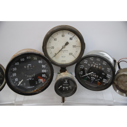 863 - THIS LOT HAS NOW BEEN WITHDRAWN BY THE VENDOR.
Good Selection of Vintage Motor Gauges to include Smi... 