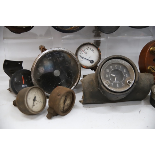 863 - THIS LOT HAS NOW BEEN WITHDRAWN BY THE VENDOR.
Good Selection of Vintage Motor Gauges to include Smi... 