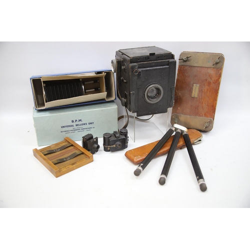 871 - THIS LOT HAS NOW BEEN WITHDRAWN BY THE VENDOR.
Interesting selection of Old Photo Equipment to inclu... 