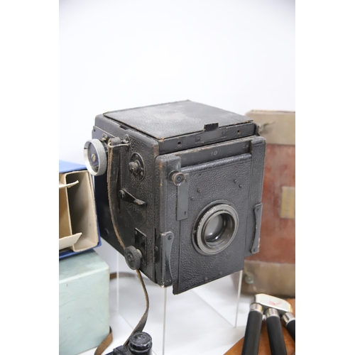 871 - THIS LOT HAS NOW BEEN WITHDRAWN BY THE VENDOR.
Interesting selection of Old Photo Equipment to inclu... 