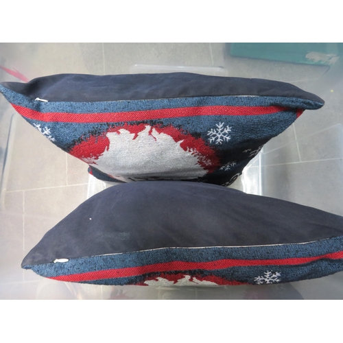 1092 - 8 x Christmas cushions, 5 x cushion covers, Table cloths, napkins, tea towels etc.