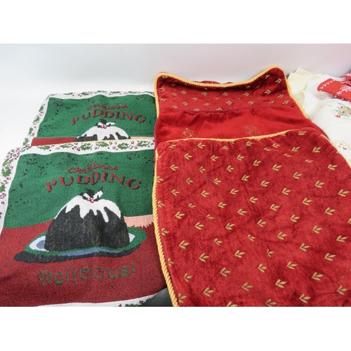 1092 - 8 x Christmas cushions, 5 x cushion covers, Table cloths, napkins, tea towels etc.